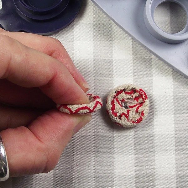 Siuvėjos rankdarbių uždengtų sagų gaminimo mašina - Image 2