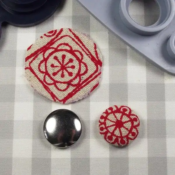 Siuvėjos rankdarbių uždengtų sagų gaminimo mašina - Image 3